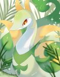  animal_focus artist_name blurry blurry_foreground closed_mouth colored_skin commentary green_skin highres iwasi_29 leaf multicolored_skin no_humans on_grass pokemon pokemon_(creature) red_eyes serperior snake sparkle symbol-only_commentary twitter_username two-tone_skin white_skin 