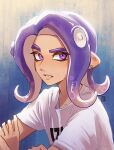  1boy blue_background ear_piercing english_commentary eyelashes highres looking_at_viewer male_focus medium_hair octoling octoling_boy octoling_player_character parted_lips piercing print_shirt purple_eyes purple_hair raised_eyebrow seatha shirt solo splatoon_(series) tentacle_hair upper_body white_shirt 