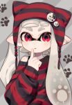  1girl black_shirt character_pin finger_to_own_chin grey_background grey_hair highres inkling inkling_girl inkling_player_character judd_(splatoon) li&#039;l_judd_(splatoon) long_hair looking_at_viewer parted_lips pointy_ears red_eyes red_shirt sahata_saba shirt simple_background solo splatoon_(series) striped_clothes striped_headwear striped_shirt tentacle_hair thick_eyebrows translation_request two-tone_headwear two-tone_shirt upper_body 