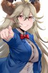  ahoge blazer blonde_hair blue_jacket blush bow breasts buttons commentary_request cosplay edogawa_conan edogawa_conan_(cosplay) eyebrows_visible_through_hair glasses granblue_fantasy hair_between_eyes hews_hack highres horns jacket large_breasts long_hair looking_at_viewer meitantei_conan pointing pointing_at_viewer pointy_ears red_bow red_eyes red_neckwear romaji_commentary seiyuu_connection smile solo takayama_minami thalatha_(granblue_fantasy) white_background 