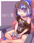  1girl black_hair black_shirt blue_eyes blue_hair blunt_bangs chair commentary_request controller fang full_body game_controller gaming_chair grey_shorts hazakurou headset himekawa_hibiki holding holding_controller holding_game_controller looking_at_viewer mahjong_soul multicolored_hair open_mouth purple_background shirt short_hair shorts smile solo swivel_chair two-tone_background 