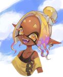  1girl black_sports_bra blonde_hair colored_eyelashes dark-skinned_female dark_skin fangs fish_hook frye_(splatoon) frye_(splatoon_raiders) highres inkling kaniboshi_358 long_eyelashes open_mouth pointy_ears shawl short_eyebrows solo splatoon_(series) splatoon_raiders sports_bra tentacle_hair yellow_eyes yellow_shawl 