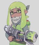  :| bandana_over_mouth bangs blunt_bangs closed_mouth commentary dark_skin domino_mask gomi_(kaiwaresan44) green_coat green_eyes green_hair grey_background ink_tank_(splatoon) inkling long_hair mask pointy_ears range_blaster_(splatoon) skull_print solo splatoon_(series) splatoon_1 squidbeak_splatoon standing tentacle_hair upper_body 