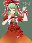  ;d arm_up bangs bow dated eyebrows_visible_through_hair front_ponytail gradient_skirt green_background green_eyes green_hair hair_bow hand_up kagiyama_hina looking_at_viewer miyo_(ranthath) one_eye_closed open_mouth puffy_short_sleeves puffy_sleeves red_bow short_sleeves simple_background skirt smile solo touhou 