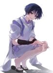  1boy armor black_hair black_sandals blunt_ends bow bright_pupils choppy_bangs clothing_cutout cnorkie eyelashes eyeliner full_body furisode genshin_impact hair_intakes hand_on_own_knee hand_on_own_thigh highres hip_vent japanese_armor japanese_clothes kariginu kimono kote kurokote layered_sleeves looking_at_viewer makeup male_focus parted_lips purple_bow purple_eyes purple_kimono purple_sleeves red_eyeliner sandals scaramouche_(genshin_impact) scaramouche_(kabukimono)_(genshin_impact) shadow shorts shoulder_cutout smile solo squatting tasuki tiptoes toes tsurime twitter_username white_background white_mouth white_pupils white_shorts white_sleeves zouri 