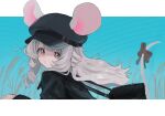  1girl absurdres animal_ears bag black_bow black_hat black_jacket blue_sky bow commentary derinhi1123 from_side grey_hair grin hat highres jacket letterboxed long_hair looking_at_viewer looking_to_the_side mouse_ears mouse_girl mouse_tail newsboy_cap original outside_border sky smile solo tail tail_bow tail_ornament untranslatable_commentary wheat 