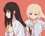  2girls :3 black_hair blonde_hair commentary holding_another's_hair ini_yoy inoue_takina long_hair long_sleeves lycoris_recoil multiple_girls nishikigi_chisato pink_background purple_eyes red_eyes shirt short_hair sidelocks simple_background upper_body white_shirt yuri 