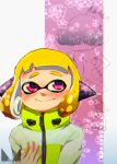  artist_name bangs blonde_hair blunt_bangs chichi_band closed_mouth commentary_request crown domino_mask floral_print from_behind hand_on_own_chest headgear hime_(splatoon) inkling jacket logo looking_up mask pointy_ears red_eyes short_hair smile solo splatoon_(series) splatoon_2 squidbeak_splatoon standing tentacle_hair translation_request yellow_jacket zipper 