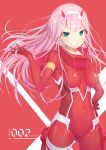  bodysuit breasts character_name clenched_teeth covered_navel darling_in_the_franxx green_eyes hairband hand_on_hip highres horns koromo_take long_hair looking_at_viewer medium_breasts pink_hair red_background red_bodysuit skin_tight smile solo standing teeth white_hairband zero_two_(darling_in_the_franxx) 
