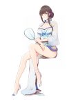  anklet bangs blunt_bangs brown_hair china_dress chinese_clothes dress full_body hair_ornament highres jewelry looking_at_viewer mole mole_under_eye red_eyes ring short_hair simple_background sitting smile solo white_background xiao_shei.. yat_sen_(zhan_jian_shao_nyu) zhan_jian_shao_nyu 