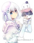  bangs blue_eyes blunt_bangs capelet date_a_live hair_ornament hair_ribbon hairclip hat hibiki_mio holding looking_at_viewer neck_ribbon purple_ribbon ribbon short_hair silver_hair simple_background smile snowman solo tobiichi_origami upper_body white_background white_capelet white_hat 