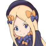  &gt;:) abigail_williams_(fate/grand_order) bangs black_bow black_dress black_hat blonde_hair blue_eyes blush bow closed_mouth dress eyebrows_visible_through_hair fate/grand_order fate_(series) forehead hair_bow hat head_tilt long_hair looking_at_viewer mitchi orange_bow parted_bangs polka_dot polka_dot_bow simple_background smile solo v-shaped_eyebrows very_long_hair white_background 