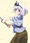  alternate_costume bangs bow commentary_request cowboy_shot from_side green_eyes hair_bow hakama highres holding holding_sword holding_weapon japanese_clothes konpaku_youmu looking_at_viewer nunupon0514 open_mouth short_hair solo sparkle sweat sword touhou two-handed weapon white_hair 
