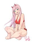  :d barefoot bikini breasts darling_in_the_franxx feet full_body green_eyes hairband highres hori_shin indian_style long_hair looking_at_viewer medium_breasts oni_horns open_mouth pink_hair red_bikini red_horns simple_background sitting smile solo straight_hair swimsuit teeth toes white_background white_hairband zero_two_(darling_in_the_franxx) 