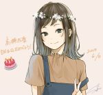  brown_hair closed_mouth commentary_request dated flower green_eyes grey_background head_wreath looking_at_viewer orange_shirt original overalls sako_(user_ndpz5754) shirt short_hair short_sleeves signature simple_background smile solo strap_slip upper_body white_flower 