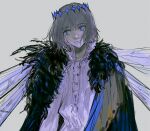  1boy arthropod_boy blue_eyes cape cloak crown diamond_hairband dragonfly_wings fate/grand_order fate_(series) fur-trimmed_cape fur-trimmed_cloak fur_trim grey_background grey_hair hapenka highres insect_wings long_sleeves looking_afar male_focus medium_hair oberon_(fate) oberon_(third_ascension)_(fate) official_alternate_hair_color shirt simple_background solo white_shirt wing_cape wings 