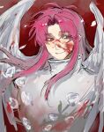  1boy antenna_hair blood blood_on_clothes blood_on_face bloody_wings chinese_commentary closed_mouth commentary_request eyes_visible_through_hair feathered_wings feitian_yimian_shen_jiao_wan_sui hatsutori_hajime highres long_hair male_focus pink_hair red_eyes saibou_shinkyoku shirt sketch smile solo upper_body white_shirt white_wings wings 