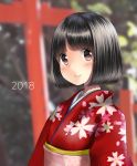  2018 bangs black_hair blunt_bangs blurry blush bob_cut brown_eyes depth_of_field floral_print japanese_clothes kimono looking_at_viewer new_year obi original sarekoube sash shiny shiny_hair short_hair smile solo torii 