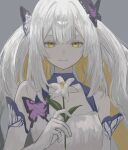  1girl blonde_hair bug butterfly butterfly_hair_ornament butterfly_ornament colored_inner_hair fate/grand_order fate_(series) flower grey_background hair_ornament highres holding holding_flower marie_antoinette_(fate) marie_antoinette_alter_(fate) multicolored_hair rurubusandayo simple_background smile solo twintails two-tone_hair upper_body white_hair yellow_eyes 