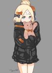  abigail_williams_(fate/grand_order) bandaid_on_forehead bangs black_bow black_jacket blonde_hair blue_eyes blush bow commentary_request covered_mouth cowboy_shot fate/grand_order fate_(series) grey_background hair_bow hair_bun heroic_spirit_traveling_outfit jacket long_hair long_sleeves looking_at_viewer lunacats object_hug orange_bow parted_bangs polka_dot polka_dot_bow simple_background sleeves_past_fingers sleeves_past_wrists solo stuffed_animal stuffed_toy teddy_bear translation_request 