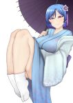  alternate_costume ass bare_legs blue_eyes blue_hair blush breasts closed_mouth flower full_body hair_flower hair_ornament half-closed_eyes heterochromia highres holding holding_umbrella japanese_clothes kimono knees_up large_breasts long_sleeves looking_at_viewer nicutoka older red_eyes short_hair simple_background smile socks solo tatara_kogasa touhou umbrella white_background white_legwear 