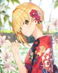  bangs blonde_hair blurry blurry_background blush breasts closed_mouth commentary_request day floral_print flower green_eyes hair_between_eyes hair_flower hair_ornament idolmaster idolmaster_cinderella_girls japanese_clothes kimono lily_(flower) lipps_(idolmaster) looking_at_viewer medium_breasts miyamoto_frederica outdoors short_hair smile solo soya_(torga) upper_body 