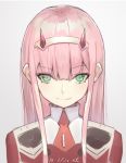  bangs closed_mouth darling_in_the_franxx eyebrows_visible_through_hair gradient gradient_background green_eyes hairband long_hair looking_at_viewer necktie oni_horns orange_neckwear pink_hair short_necktie smile solo straight_hair tota_(sizukurubiks) upper_body white_hairband zero_two_(darling_in_the_franxx) 