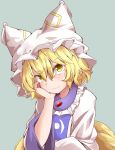 absurdres blonde_hair blush closed_mouth commentary_request eyebrows_visible_through_hair fox_tail green_background hand_on_own_cheek hat highres hiro_(pqtks113) looking_at_viewer partial_commentary short_hair simple_background smile solo tail touhou upper_body yakumo_ran yellow_eyes 