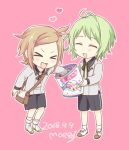  &gt;_&lt; 2boys :d ^_^ artist_name bag brown_hair candy closed_eyes dated food green_hair hair_ornament hairclip heart houchou_toushirou lowres male_focus messenger_bag moegi_(honey_122) mouri_toushirou multiple_boys open_mouth pink_background shorts shoulder_bag smile touken_ranbu xd 