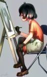  bangs black_cerulean_(kemono_friends) black_gloves black_hair black_legwear brown_footwear chair closed_mouth commentary_request drawing easel from_side gloves green_shorts grey_background hand_on_own_knee highres holding holding_pencil kaban_(kemono_friends) kemono_friends orange_shirt pantyhose pencil shirt short_hair shorts simple_background single_stripe sitting solo welt_(kinsei_koutenkyoku) 