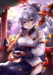  absurdres armor autumn_leaves blurry blurry_background commentary_request detached_sleeves fate/grand_order fate_(series) hair_between_eyes hair_ribbon hand_wraps hane_yuki head_tilt headband highres hip_vent holding horns japanese_armor japanese_clothes kimono kusazuri leaf long_hair long_sleeves looking_at_viewer maple_leaf mitsudomoe_(shape) obi oni oni_horns outdoors ponytail red_eyes red_ribbon ribbon sash short_kimono shoulder_armor silver_hair sitting sode solo tomoe_(symbol) tomoe_gozen_(fate/grand_order) turtleneck white_hair white_kimono 