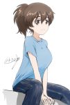  arm_support artist_name bangs blue_pants blue_shirt brown_eyes brown_hair bukkuri casual closed_mouth commentary dated denim eyebrows_visible_through_hair girls_und_panzer jeans koyama_yuzu leaning_forward looking_at_viewer medium_hair pants shirt short_ponytail short_sleeves signature simple_background sitting smile solo t-shirt v_arms white_background 