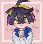  1boy ? black_hair blue_shirt collared_shirt colored_inner_hair crossed_bangs gloves hair_between_eyes hand_on_own_chin hand_up headband hykchiba jacket kieran_(pokemon) long_sleeves looking_at_viewer male_focus mole mole_on_neck multicolored_hair parted_lips pink_background pokemon pokemon_sv purple_hair shirt short_hair solo star_(symbol) thinking two-tone_hair upper_body white_jacket yellow_eyes yellow_headband 