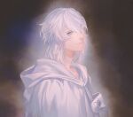  1boy bishounen blue_eyes brown_background capelet final_fantasy final_fantasy_xiv from_side hair_between_eyes hair_over_one_eye highres hood hood_down hooded_capelet looking_at_viewer male_focus mask mask_around_neck medium_hair one_eye_covered simple_background smile solo themis_(ff14) tuiding_geli unworn_mask upper_body white_capelet white_hair 