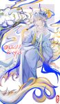  1girl absurdres ambience_synesthesia arknights bare_shoulders blonde_hair blue_hair breasts chinese_commentary choker closed_mouth commentary_request dragon_girl dragon_horns dragon_tail dress full_body hair_between_eyes hair_intakes hair_tie hand_fan haokun38464 highres holding holding_fan horns invisible_chair jewelry long_hair looking_at_viewer multicolored_hair necklace off_shoulder pearl_necklace pointy_ears shu_(arknights) shu_(bingwenyuyou)_(arknights) sitting small_breasts smile solo tail white_dress white_hair yellow_choker 