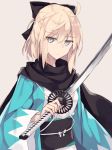  bangs black_bow black_scarf blonde_hair bow eyebrows_visible_through_hair fate_(series) grey_background grey_eyes hair_between_eyes hair_bow haori highres holding holding_sword holding_weapon japanese_clothes katana kimono koha-ace long_hair long_sleeves looking_at_viewer nagishiro_mito obi okita_souji_(fate) okita_souji_(fate)_(all) sash scarf simple_background solo standing sword upper_body weapon white_kimono 