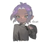  antenna_hair closed_mouth dark-skinned_male dark_skin eyebrow_cut gender_request green_eyes long_sleeves looking_at_viewer octoling octoling_player_character purple_hair short_hair smile splatoon_(series) splatoon_3 suction_cups tentacle_hair yuuri_snpr 