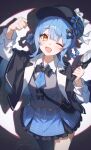 1girl absurdres bag black_bag black_capelet black_hat blue_hair capelet chinese_commentary commentary_request detective hat highres holding holding_magnifying_glass looking_at_viewer magnifying_glass mahou_shoujo_no_majo_saiban one_eye_closed open_mouth shali short_hair smile solo tachibana_sherry yellow_eyes 