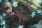  artist_name black_blindfold black_gloves black_shirt blindfold blurry commentary depth_of_field english_commentary flower from_above gloves grass grey_hair long_sleeves lying male_focus nier_(series) nier_automata on_back shiro-hane shirt solo sword weapon white_flower yorha_no._9_type_s 