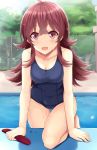 1girl ahoge bangs blue_swimsuit blurry blush breasts cleavage collarbone covered_navel depth_of_field eyebrows_visible_through_hair fence hair_between_eyes highres idolmaster idolmaster_shiny_colors komiya_kaho long_hair looking_at_viewer medium_breasts oga_raito one-piece_swimsuit open_mouth pool poolside red_eyes red_hair school_swimsuit smile solo swimsuit wet 