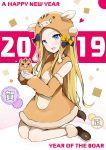  &gt;_&lt; 1girl 2019 abigail_williams_(fate/grand_order) alternate_costume animal bangs black_bow blonde_hair blue_eyes blush bow brown_footwear chinese_zodiac commentary_request dot_nose fate/grand_order fate_(series) flat_chest fur_trim happy_new_year highres holding hood hoodie kotaka long_hair looking_at_viewer new_year orange_bow parted_bangs pig pig_hood polka_dot polka_dot_bow shoes solo translation_request year_of_the_pig 