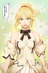  1girl artoria_pendragon_(all) bare_shoulders blonde_hair commentary_request cosplay detached_sleeves dress fate_(series) floral_background green_eyes hair_ornament hair_scrunchie kunaboto looking_at_viewer mordred_(fate) mordred_(fate)_(all) ponytail red_scrunchie saber_lily saber_lily_(cosplay) scrunchie solo speech_bubble translation_request white_dress 
