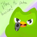  1:1 angry avian bird dialogue duo_(duolingo) duolingo gun looking_at_viewer mascot meme owl ranged_weapon spanish_text text translated weapon 