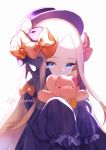  1girl abigail_williams_(fate/grand_order) bangs black_bow black_hat blonde_hair blue_eyes bow covered_mouth fate/grand_order fate_(series) hair_bow hat holding holding_stuffed_animal long_sleeves looking_at_viewer n_kamui orange_bow parted_bangs polka_dot polka_dot_bow simple_background sleeves_past_fingers sleeves_past_wrists solo straight_hair stuffed_animal stuffed_toy teddy_bear twitter_username upper_body white_background 