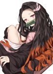  1girl bangs black_hair brown_hair commentary_request fingernails forehead hair_ribbon japanese_clothes kamado_nezuko kimetsu_no_yaiba kimono long_hair long_sleeves looking_at_viewer looking_back mouth_hold multicolored_hair parted_bangs pink_kimono pink_ribbon red_eyes ribbon simple_background sitting sleeves_past_wrists solo two-tone_hair very_long_hair white_background wide_sleeves yuuuuu 