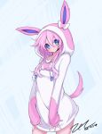  1girl blue_eyes choujigen_game_neptune closed_mouth eyebrows_visible_through_hair hair_between_eyes highres hood hoodie long_hair long_sleeves looking_at_viewer nepgear neptune_(series) pink_hair pink_hoodie pokemon scarlet_zel simple_background smile solo standing sylveon tail upper_body 