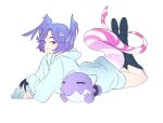  1girl aark_22 asymmetrical_arms blue_eyes boots closed_mouth dragoon_(selen_tatsuki) from_side full_body head_wings heterochromia hood hoodie knee_boots long_sleeves looking_at_viewer lying mole mole_under_eye nijisanji nijisanji_en on_stomach purple_eyes purple_hair selen_tatsuki short_hair signature simple_background slit_pupils smile tail virtual_youtuber white_background white_hoodie wings 