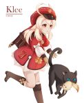  1girl ahoge animal backpack bag black_cat blonde_hair blue_eyes boots bow brown_boots brown_gloves cat character_name commentary_request dodoco_(genshin_impact) dress eareay genshin_impact gloves hair_between_eyes hat highres klee_(genshin_impact) knee_boots long_hair long_sleeves low_twintails mouth_hold newsboy_cap parted_lips puffy_long_sleeves puffy_sleeves red_dress red_eyes red_hat ribbed_socks running simple_background socks solo twintails white_background white_bow white_socks 