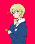  1girl alternate_hairstyle artist_name bangs blonde_hair blue_eyes blue_sweater closed_mouth commentary cup darjeeling dated dress_shirt from_side girls_und_panzer highres holding holding_cup long_sleeves looking_at_viewer no_neckwear red_background school_uniform shirt short_hair signature simple_background smile solo st._gloriana&#039;s_school_uniform sweater teacup upper_body v-neck white_shirt wing_collar zono_(inokura_syuzo029) 
