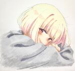  1girl blonde_hair blush closed_mouth commentary_request grey_background grey_sweater highres looking_at_viewer lycoris_recoil nishikigi_chisato red_eyes red_rum_rainy short_hair simple_background smile solo sweater upper_body 